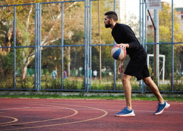 年轻迷茫的篮球运动员练习。图片下载