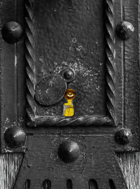 钥匙孔里窥视的眼睛图片下载