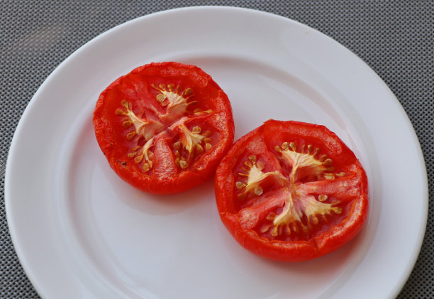 白盘中的晒干西红柿图片下载