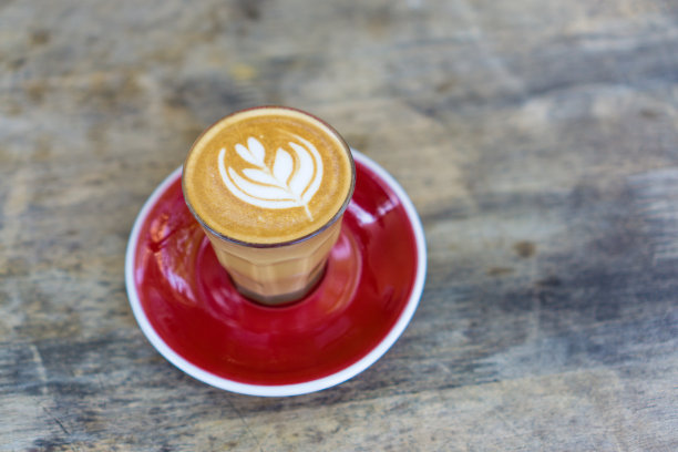 一杯咖啡放在木桌上，咖啡拿铁牛奶咖啡图片下载