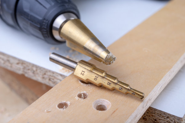 钻成锥形，便于快速钻孔。附件为力学。光背景。图片下载