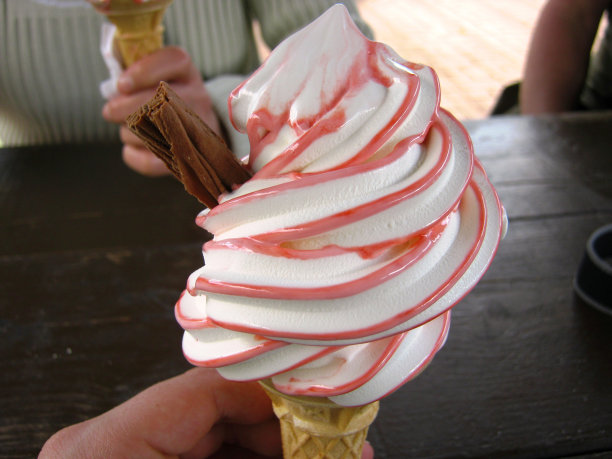 白色和红色的冰淇淋图片下载