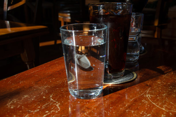 靠近一杯水图片下载