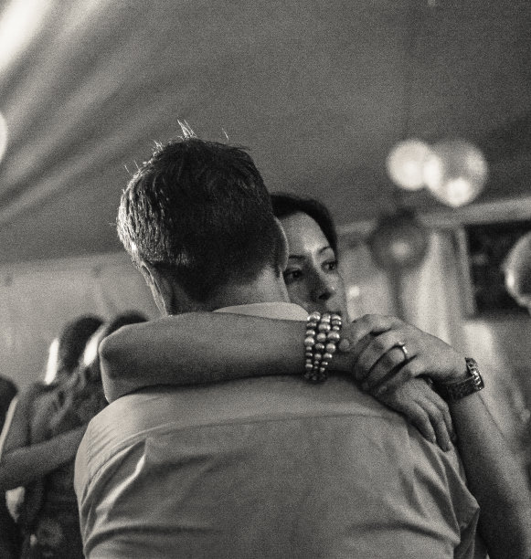 一对可爱的夫妇在婚礼上跳舞图片下载