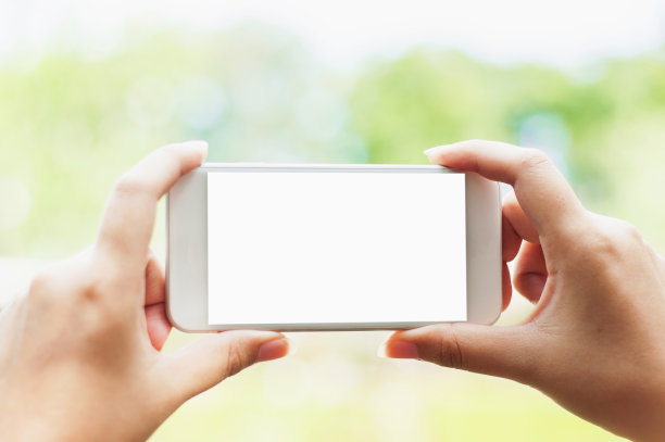 女性使用手机与空白屏幕，商业技术概念图片下载