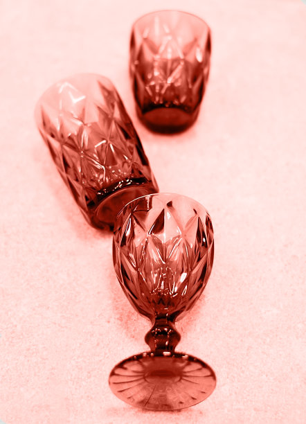 珊瑚纹理葡萄酒杯在混凝土背景。图片下载