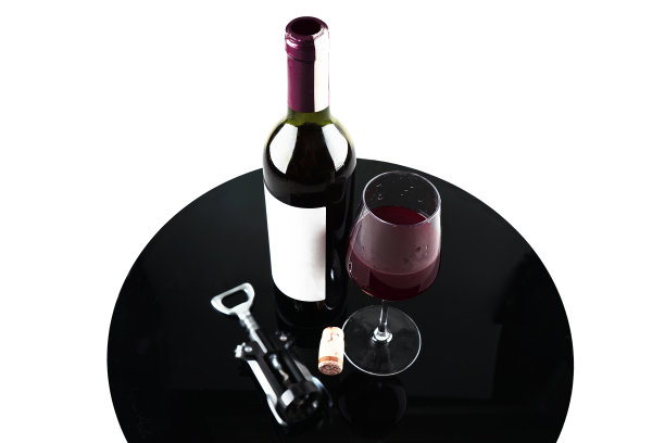 一瓶葡萄酒和一个玻璃杯在白色的背景图片下载