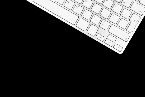 近景商业工作场所与无线电脑键盘隔离在黑色背景。有复印空间的办公桌。空的空间。俯视图图片下载