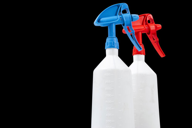 汽车香波和蜡喷雾包装模拟。一瓶隔离在黑色背景上的洗车皂。洗车的概念。汽车详细图片下载