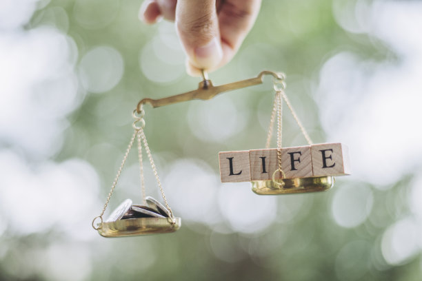 平衡和赚钱图片下载