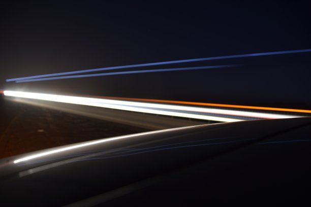 沙漠夜晚黑暗道路的长曝光照片图片下载