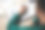 在笔记本电脑旁边的木桌上的人的画册的后视图图片下载