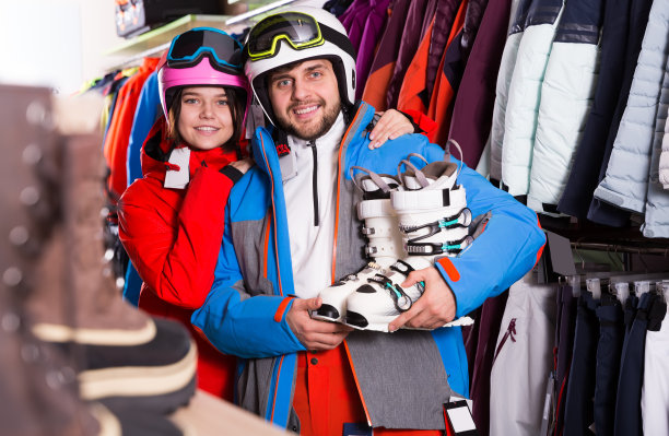 男男女女穿着全套滑雪装备摆姿势图片下载