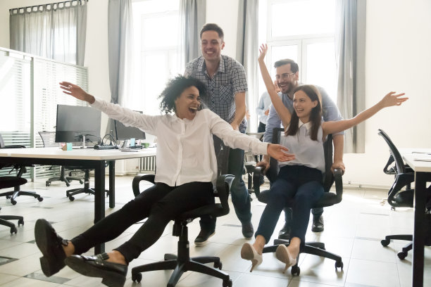 在共同工作空间里坐在办公椅上的员工图片下载