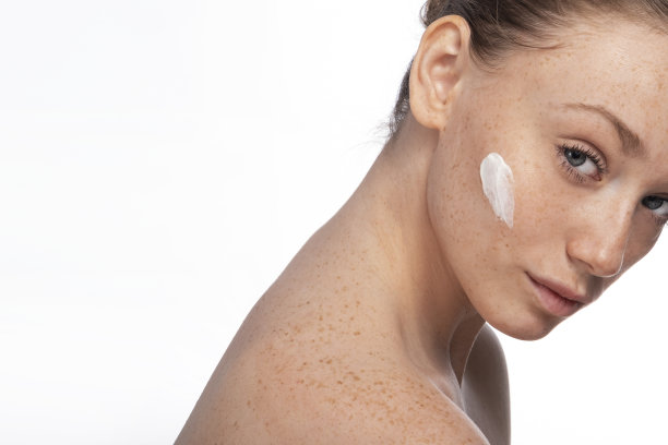 漂亮的年轻脸上有雀斑。图片下载