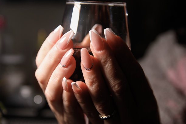 握着酒杯的女人的手图片下载