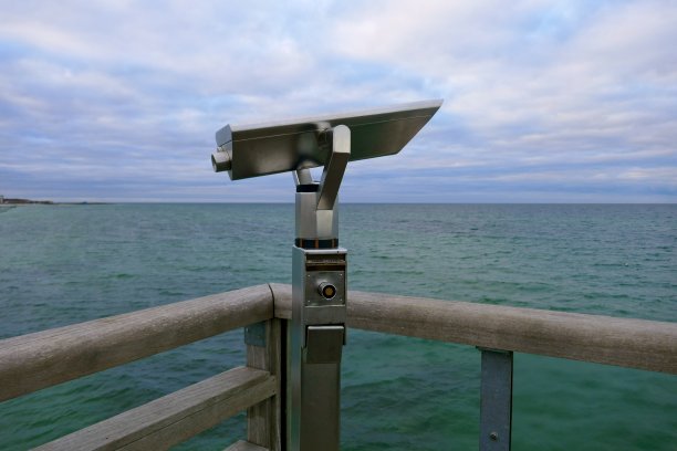 用硬币望远镜看大海图片下载