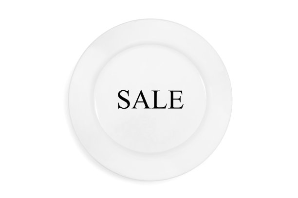 文字销售板上的白色背景。前视图。的概念。孤立的图片下载