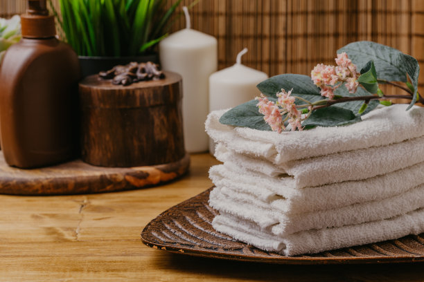 水疗静物与芳香蜡烛，花和毛巾。——图片图片下载