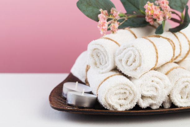 水疗静物与芳香蜡烛，花和毛巾。——图片图片下载