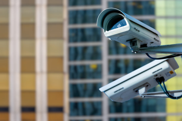 带有模糊背景的建筑物的闭路电视摄像头或监控系统图片下载