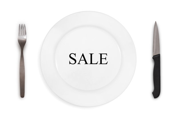 文字销售板上的白色背景。前视图。的概念。孤立的图片下载