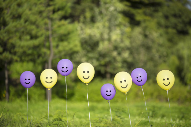 森林里有黄色和紫色的气球。图片下载