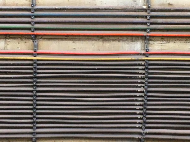 火车站墙上的管道。图片下载