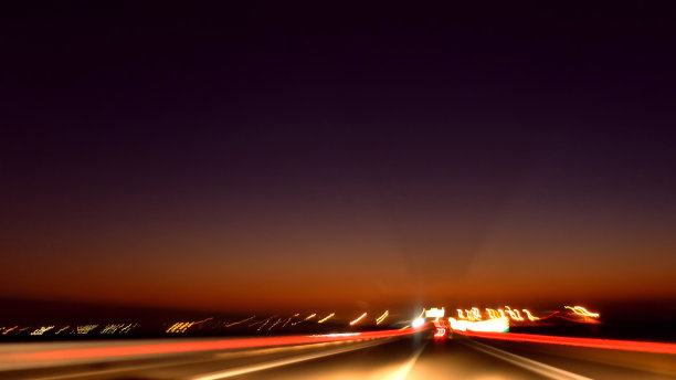 黎明时分高速公路上行驶的汽车图片下载