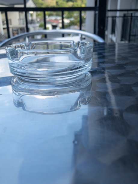 野餐桌上的玻璃烟灰缸图片下载