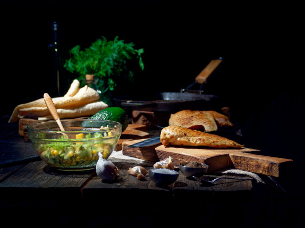 准备牛油果鸡肉卷图片下载