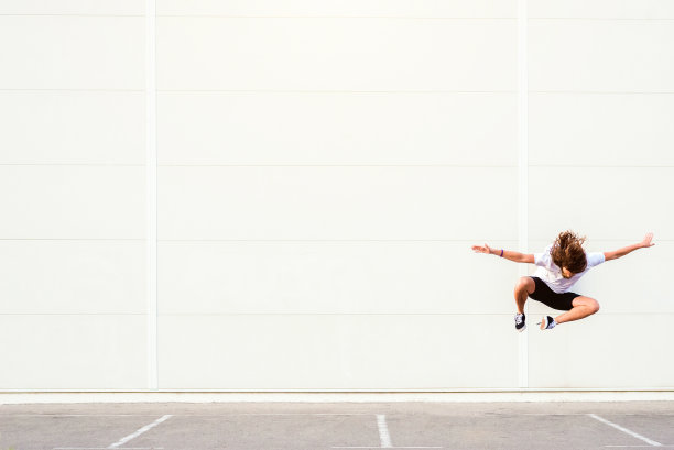 年轻人在半空中跳图片下载
