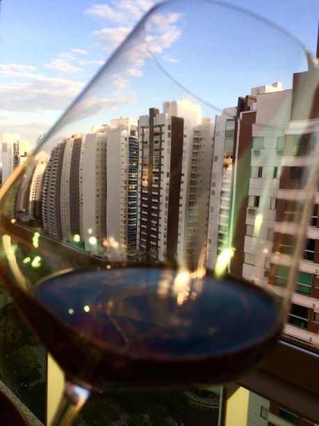 透过一杯好酒看落日的天空图片下载