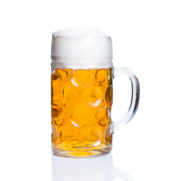 在孤立的背景下喝一杯啤酒图片下载