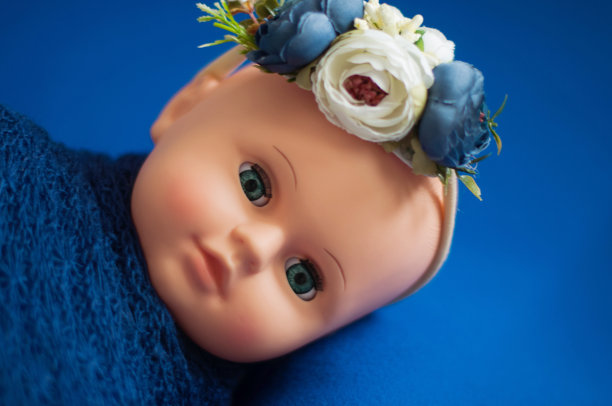 婴儿娃娃玩具照片绘制在一个新生的风格。图片下载