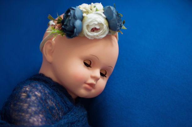 婴儿娃娃玩具照片绘制在一个新生的风格。图片下载