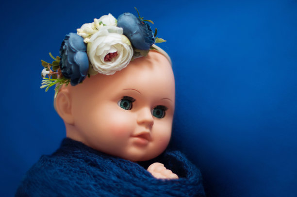 婴儿娃娃玩具照片绘制在一个新生的风格。图片下载