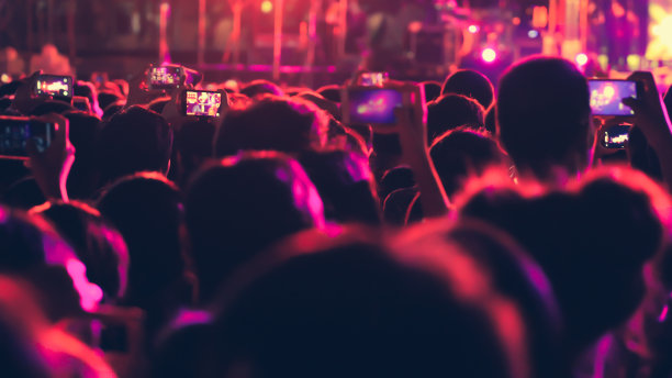 抽象多彩的背景观众在公共音乐会。图片下载