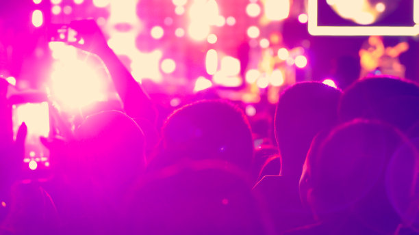 抽象多彩的背景观众在公共音乐会。图片下载