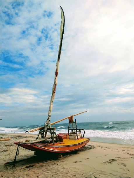 船在Morro Branco海滩Ceará巴西在蓝天下图片下载