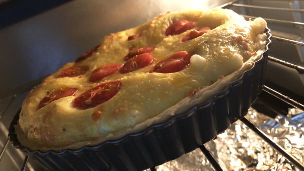 自制的洛林乳蛋饼/奶酪和鸡蛋布丁在烤箱中烘烤图片下载