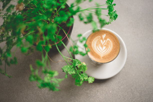 一杯热拿铁咖啡图片下载