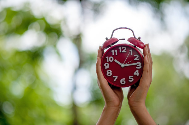 红指针和闹钟图像唤醒概念与复制空间图片下载