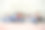 一群使用智能手机的千禧一代朋友-沉迷于新技术趋势的人-青年、z一代、社交网络和友谊的概念-主要集中在中心面孔图片下载