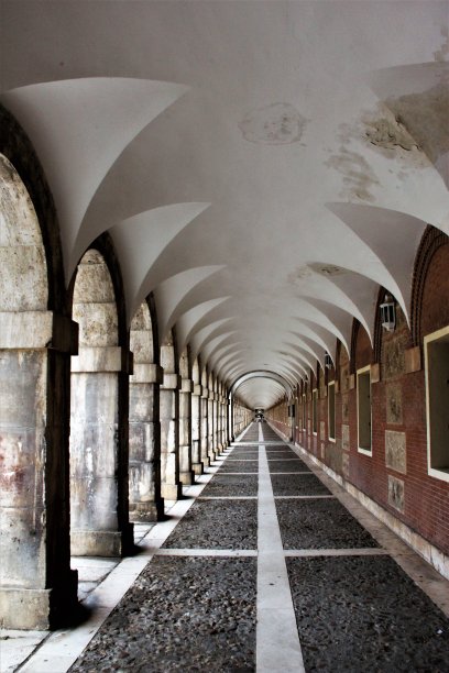 西班牙阿朗霍兹的外部走廊图片下载