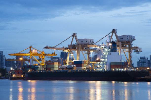 集装箱船在进出口业务和物流。用起重机将货物运到港口。国际水路运输。——图片图片下载
