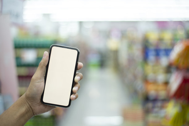 男人在超市购物，扫描条形码使用她的智能手机，技术和零售概念-图像图片下载
