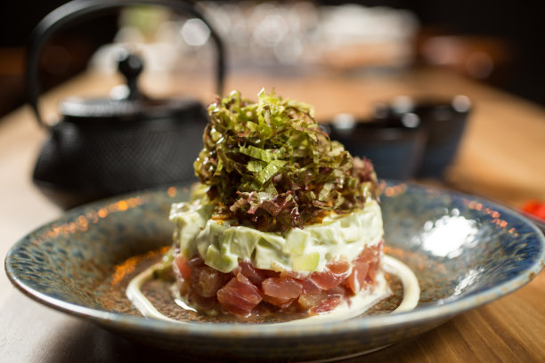 牛油果、鲜金枪鱼和干洋葱沙拉图片下载