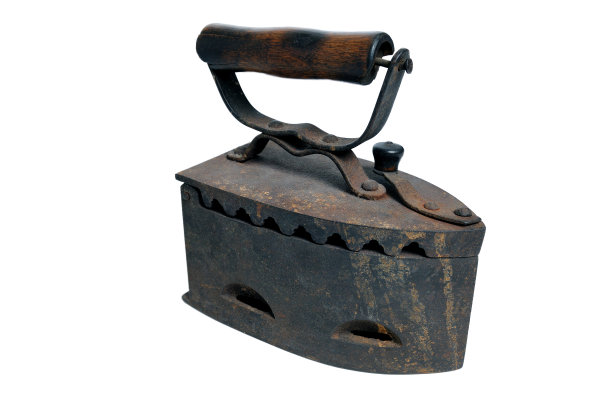 古董煤铁。生锈的旧铁孤立在白色背景上图片下载