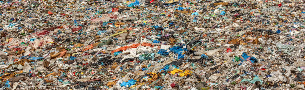 垃圾填埋场横幅上的各种垃圾(垃圾堆上没有可见的标志/商标)图片下载